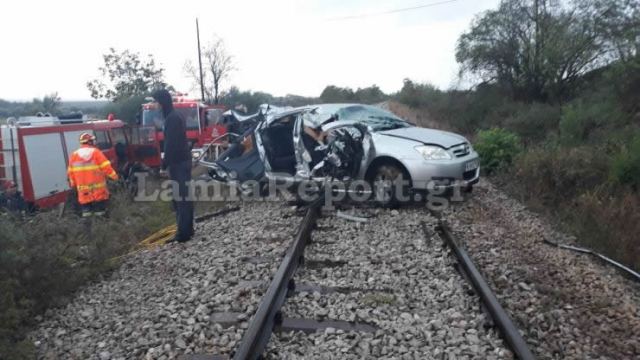 Μία νεκρή από τη σύγκρουση ΙΧ με τρένο στην Τιθορέα