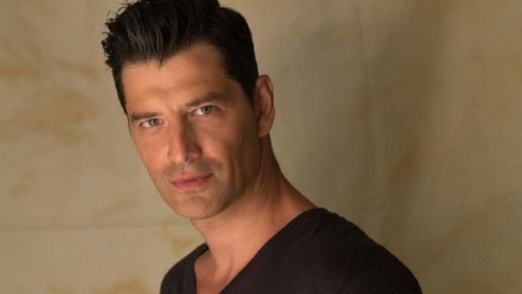 Σάκης Ρουβάς : Η φωτογραφία με τα 4 παιδιά του στο σχολείο