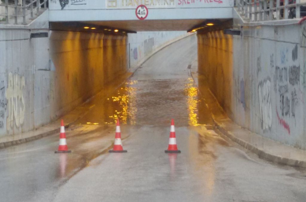 Συγκλονιστικό βίντεο με τους δρόμους στο Κιάτο που έγιναν χείμαρροι