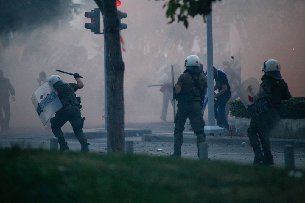 «Βομβαρδισμένη» η Θεσσαλονίκη – Μικρά παιδιά έκλαιγαν από τα χημικά (βίντεο)