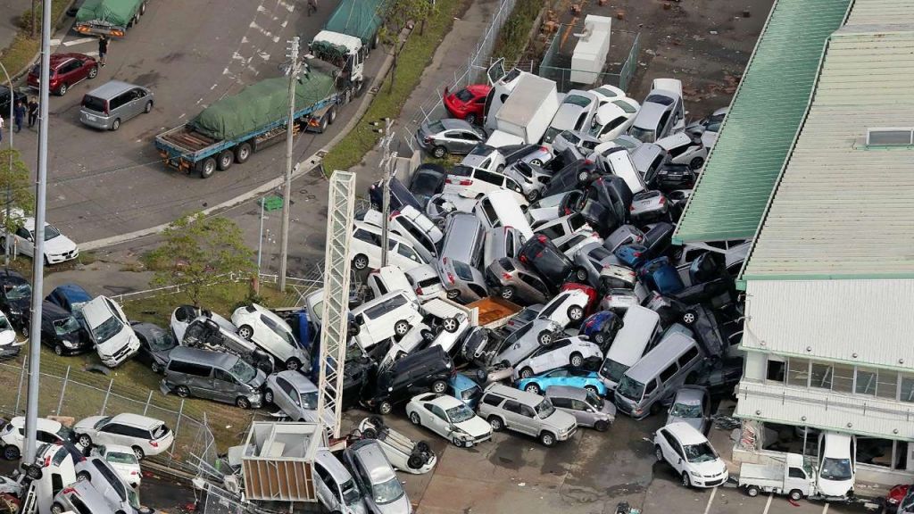 Απίστευτες εικόνες στην Ιαπωνία: 9 νεκροί, δεκάδες τραυματίες από τον τυφώνα