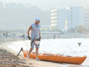 Ατύχημα για τον Γ. Παπανδρέου ενώ έκανε κανό