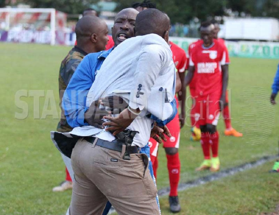 Ανδρας εισέβαλε ένοπλος στο γήπεδο απειλώντας παίκτες! (pics)