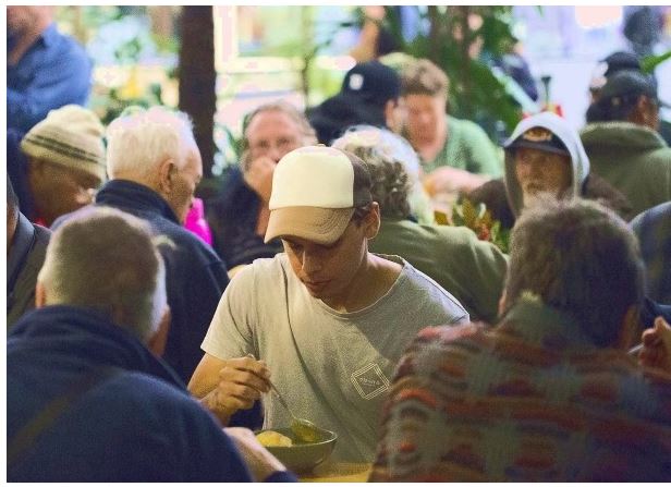 Σε αυτό το εστιατόριο άστεγοι και τραπεζίτες τρώνε μαζί