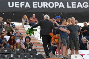 Ο πρόεδρος της Τσέλσι μοίρασε πατατάκια στην Τούμπα