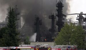 Χάος μετά από έκρηξη σε διυλιστήριο στη Γερμανία (video)