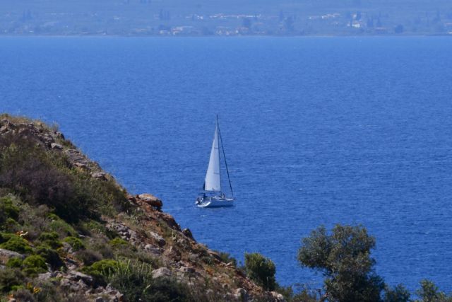 Τυλίχθηκε στις φλόγες ιστιοφόρο κοντά στη Σίφνο