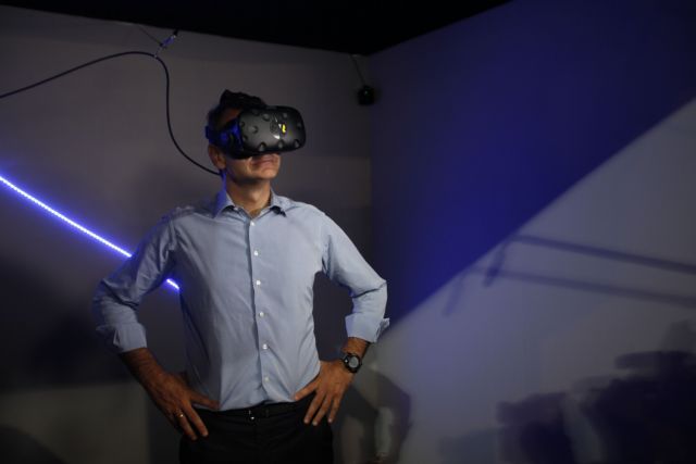 Με βιντεοπαιχνίδια και selfies ξεκίνησε η επίσκεψη του Μητσοτάκη στη ΔΕΘ