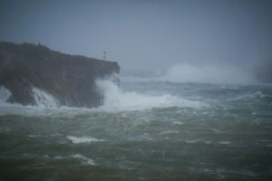 Χαμός στην Καλαμάτα – Τεράστια κύματα «καταπίνουν» τον κόσμο (βίντεο)