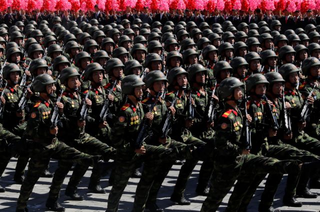 Ο Τραμπ χαιρετίζει τη στρατιωτική παρέλαση στη Βόρεια Κορέα