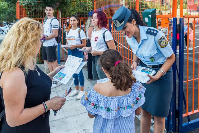 Ενημερωτικά φυλλάδια και έλεγχοι σε σχολικά λεωφορεία από την ΕΛ.ΑΣ.