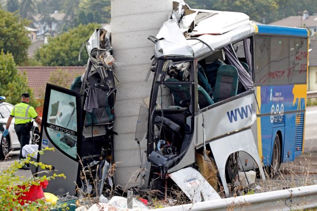 Λεωφορείο σφηνώθηκε σε υποστύλωμα γέφυρας – Πέντε νεκροί