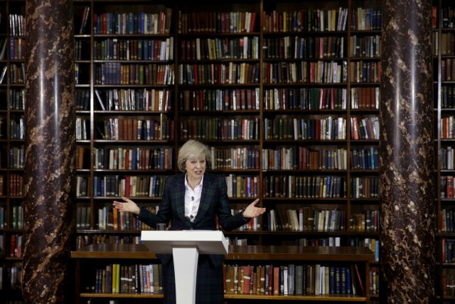 Στο πλευρό της Μέι το υπουργικό συμβούλιο για το Brexit