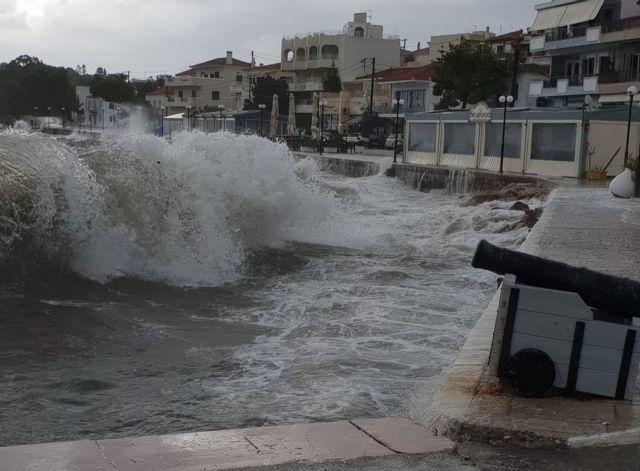 Δήμαρχος Μάνης: Εκλεισαν παραλιακοί δρόμοι λόγω μεγάλου κυματισμού | tanea.gr