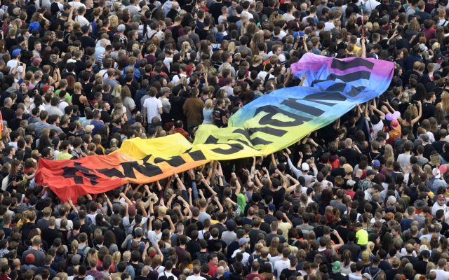 Γερμανία: Κοσμοσυρροή σε συναυλία-διαμαρτυρία εναντίον της ακροδεξιάς