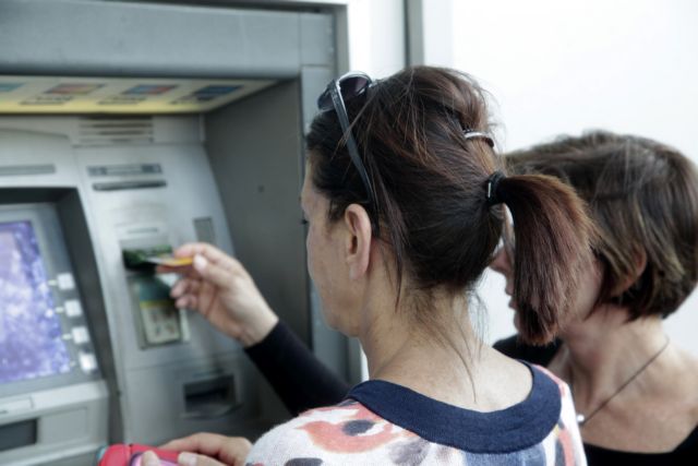 Handelsblatt: Η εμπιστοσύνη των Ελλήνων προς τις τράπεζες τους επιστρέφει