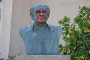 Νέος βανδαλισμός στη Μυτιλήνη – Γέμισε με μπογιές η προτομή του Αποστόλου