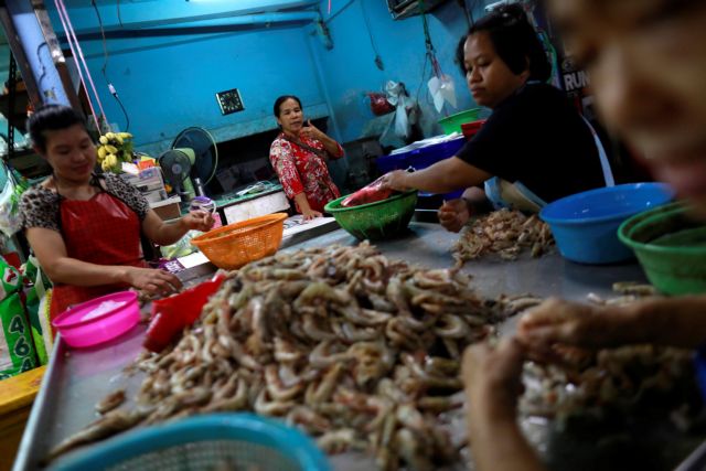 Μάχονται για την επιβίωση τους οι μικροπωλητές στην Ταϊλάνδη