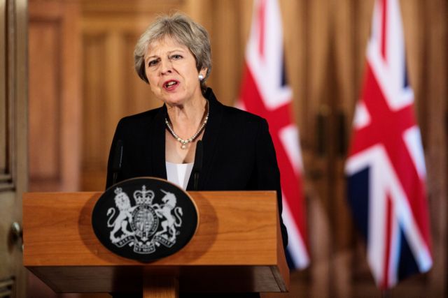 Βλέπει παραιτήσεις υπουργών της Μέι για το Brexit