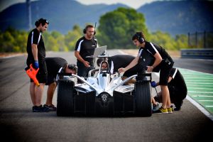 H Nissan ανεβάζει ταχύτητα στην ηλεκτροκίνητη Formula E