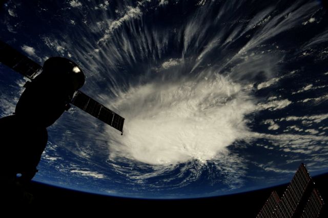 Με ανέμους 195 χλμ. την ώρα φθάνει στις ΗΠΑ ο τυφώνας Φλόρενς