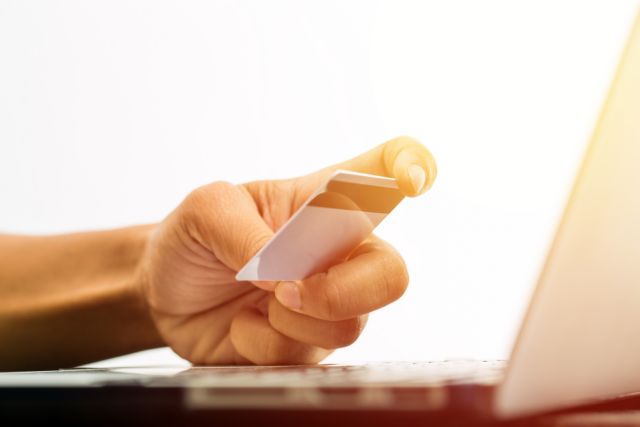 Online κάνει τις αγορές του το 65% των Ελλήνων με στόχο την οικονομία