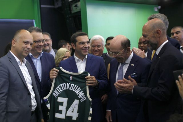 Μια φανέλα του Γιάννη Αντετοκούνμπο πήρε ο Αλέξης Τσίπρας