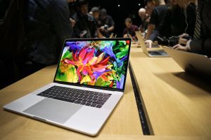 Ο Τραμπ κάλεσε την Apple να φτιάχνει τα προϊόντα της στις ΗΠΑ