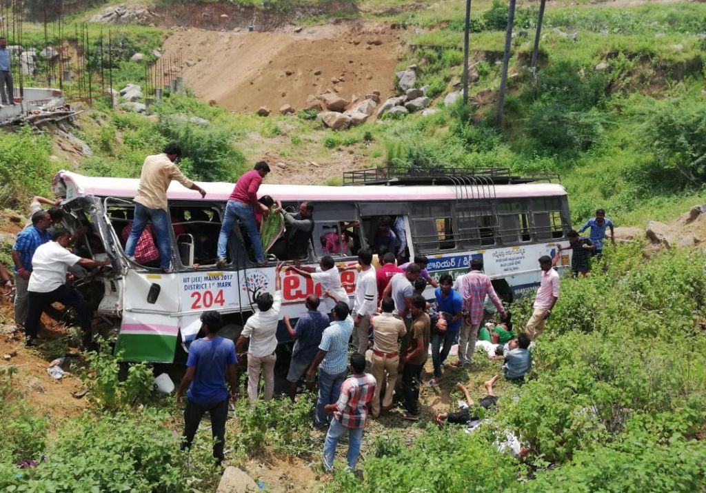 Σκοτώθηκαν 55 επιβάτες λεωφορείου στην Ινδία