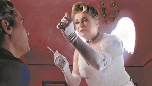 Ανεργία, χρέος και…. Κατρίν Ντενέβ