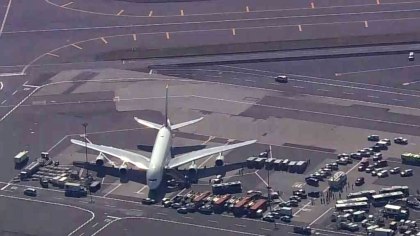 Συναγερμός στο αεροδρόμιο JFK – Σε καραντίνα αεροσκάφος της Emirates (video)