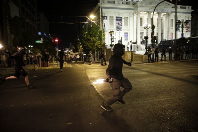 Μολότοφ και χημικά στην αντιφασιστική πορεία στο Κερατσίνι (Φώτο)