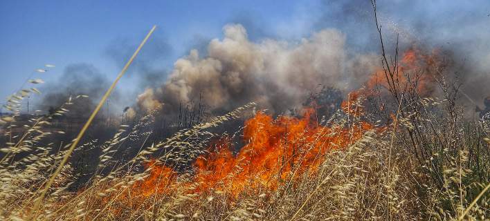Ενας μόνο εποχικός πυροσβέστης επιχειρεί να σβήσει πυρκαγιά στην Ιο