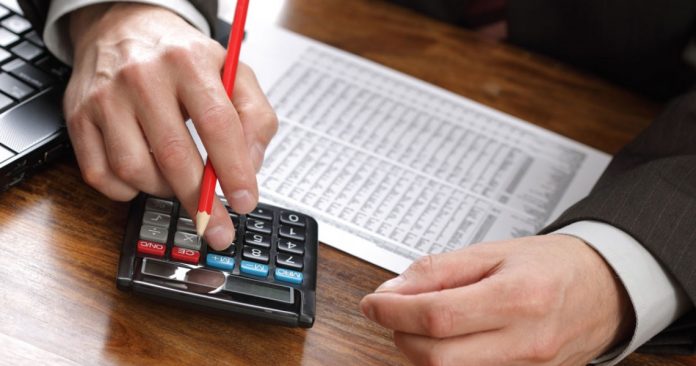 Σε ρύθμιση οφειλών μία στις δύο επιχειρήσεις