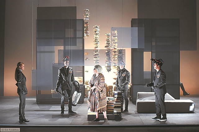 «Φαρενάιτ 451» και «Σκλαβί» στο θέατρο Πόρτα