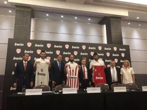 Ο Ολυμπιακός παρουσίασε τις νέες φανέλες