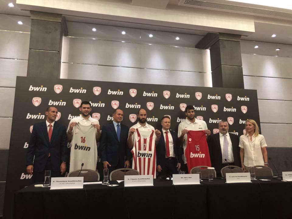 Ο Ολυμπιακός παρουσίασε τις νέες φανέλες