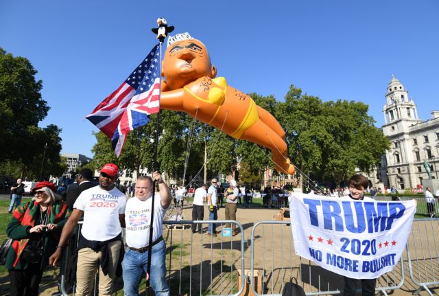Βρετανία: Υψώθηκε μπαλόνι με το δήμαρχο του Λονδίνου να φοράει μπικίνι