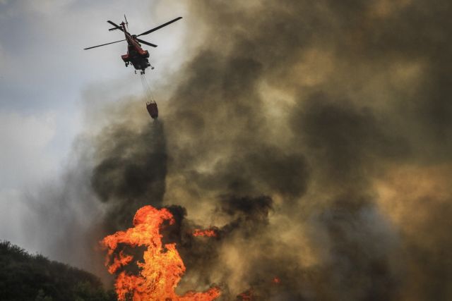 Φωτιά στη Μάνη : Μάχη για τη μεταφορά τραυματία πυροσβέστη