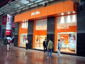 Καταγγελία δανείων της Folli Follie από τέσσερις τράπεζες