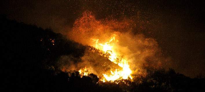 Νέα πυρκαγιά στην Κεφαλονιά, εκκενώθηκαν σπίτια στα Ζόλα (φωτό και βίντεο)