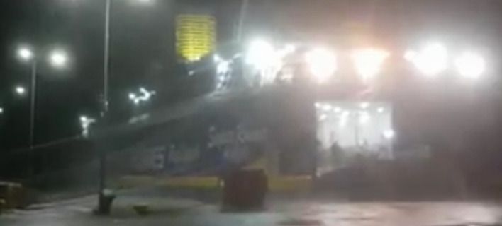 Οι άνεμοι απειλούν το Superunner μέσα στο λιμάνι της Ραφήνας
