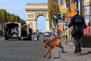 Ερευνα για τον εντοπισμό βόμβας σε όχημα στο Παρίσι
