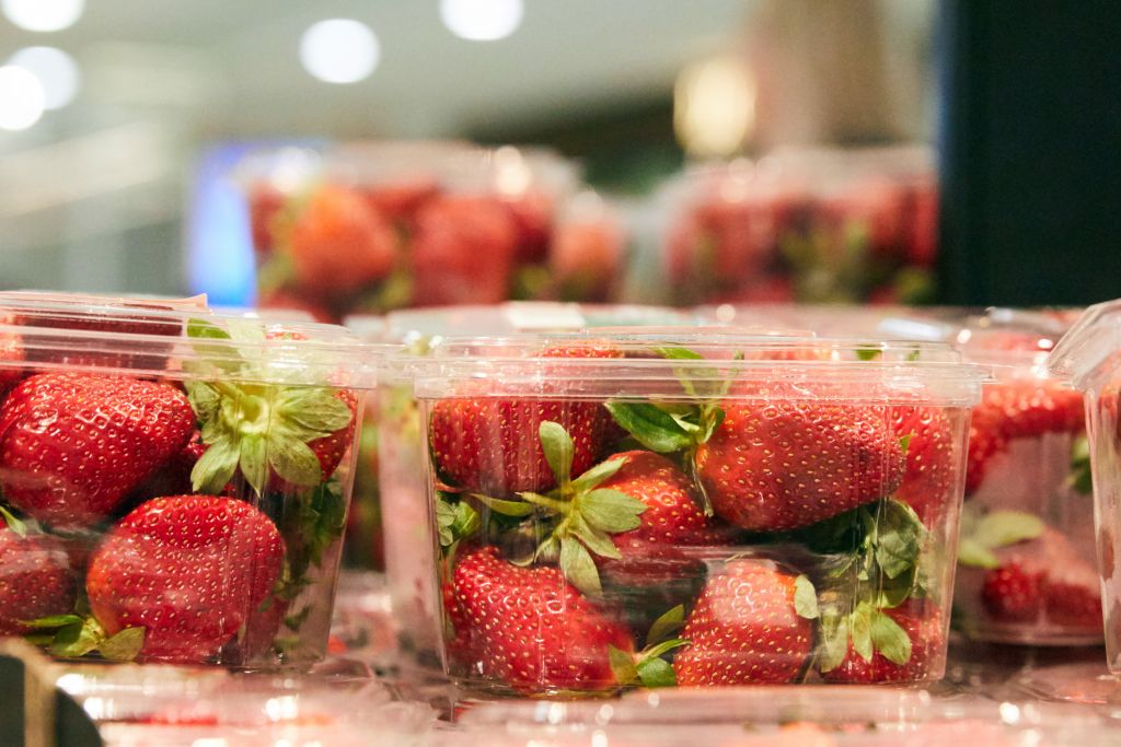 Σε όλη την Αυστραλία εντοπίστηκαν φράουλες με βελόνες