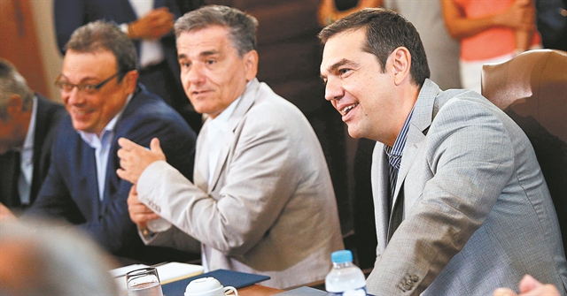 Τα δίνει όλα για να κρύψει το ψαλίδι στις συντάξεις