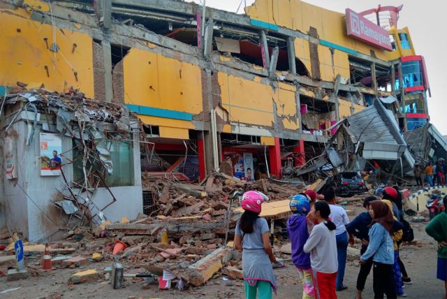 Ινδονησία: Τουλάχιστον 48 νεκροί από το σεισμό και το τσουνάμι