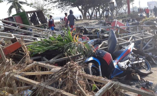 Ινδονησία: Εκατοντάδες οι νεκροί μετά το σεισμό και το τσουνάμι
