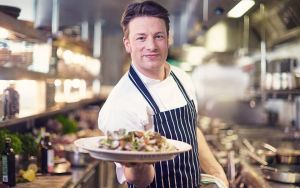 Ο Τζέιμι Όλιβερ παρακολουθεί τις κόρες του μέσω app στο κινητό