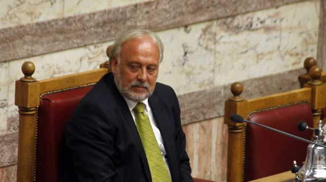 Οπαδοί της Χρυσής Αυγής προπηλάκισαν τον πρώην υπουργό Γ. Καλατζή