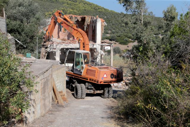 Από beach bar στην Ανάβυσσο ξεκίνησε ο β’ κύκλος των κατεδαφίσεων